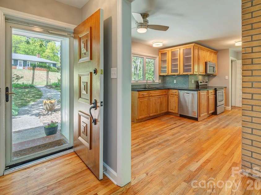 32 Pinehurst Road, Asheville, NC 28805.  MLS# CAR4364077, YatesRealty ID 15360. 