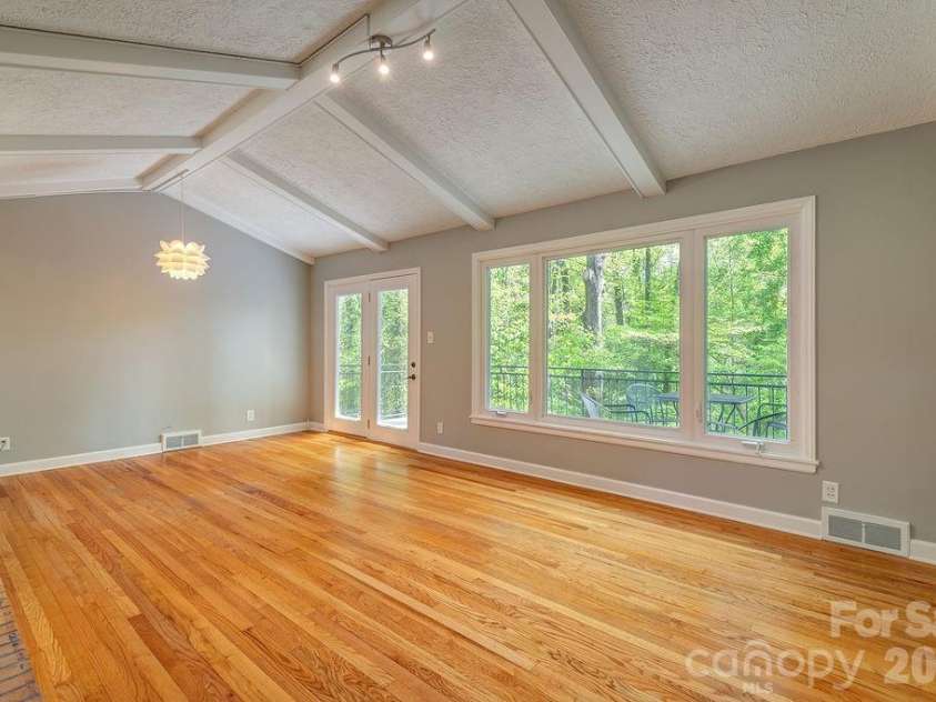 32 Pinehurst Road, Asheville, NC 28805.  MLS# CAR4364077, YatesRealty ID 15360. 