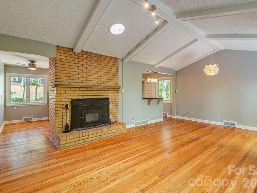 32 Pinehurst Road, Asheville, NC 28805.  MLS# CAR4364077, YatesRealty ID 15360. 