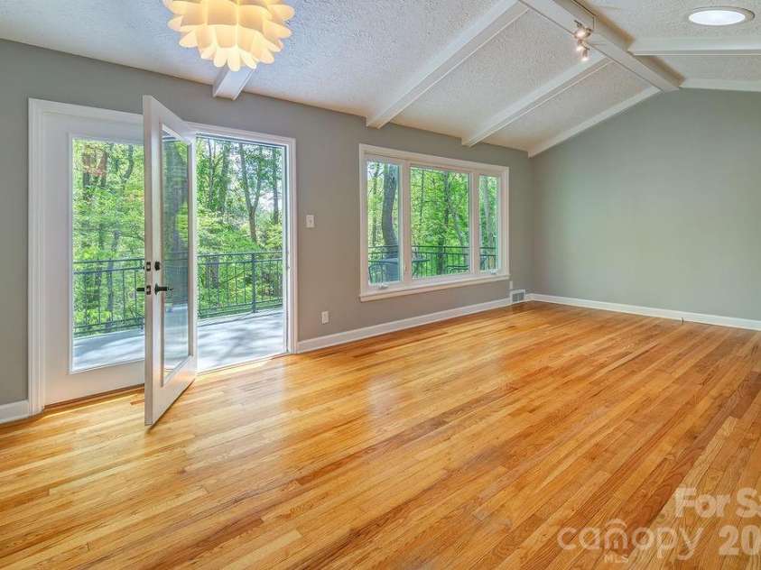 32 Pinehurst Road, Asheville, NC 28805.  MLS# CAR4364077, YatesRealty ID 15360. 