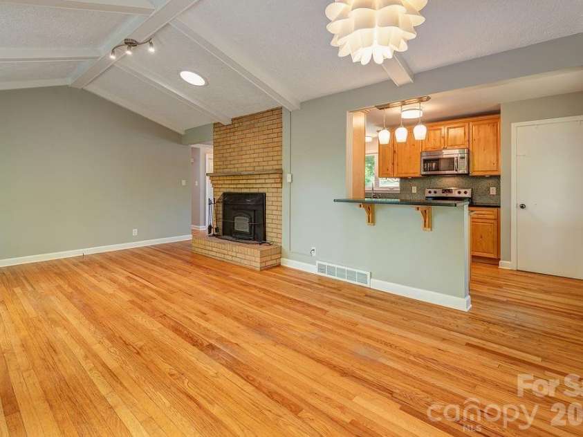 32 Pinehurst Road, Asheville, NC 28805.  MLS# CAR4364077, YatesRealty ID 15360. 