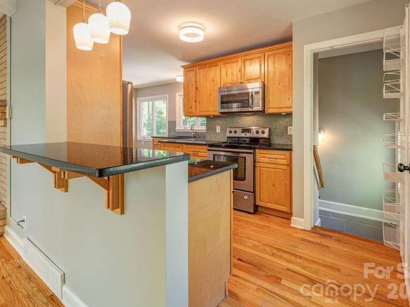 32 Pinehurst Road, Asheville, NC 28805.  MLS# CAR4364077, YatesRealty ID 15360. 