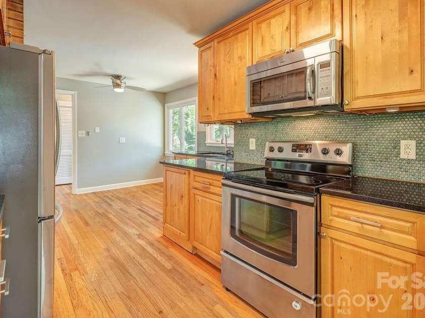 32 Pinehurst Road, Asheville, NC 28805.  MLS# CAR4364077, YatesRealty ID 15360. 