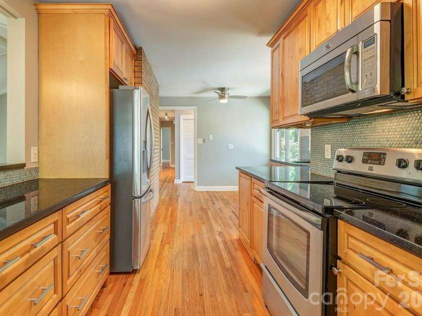 32 Pinehurst Road, Asheville, NC 28805.  MLS# CAR4364077, YatesRealty ID 15360. 