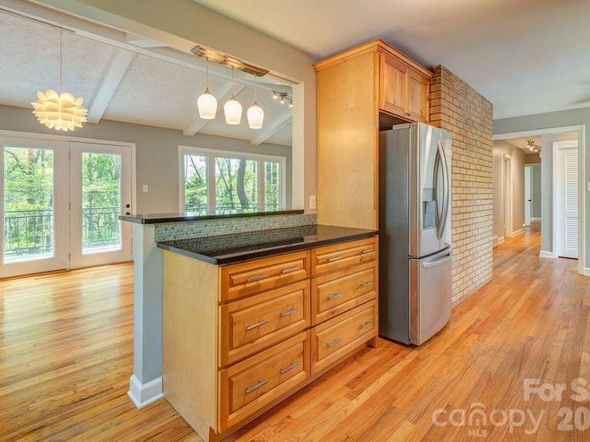 32 Pinehurst Road, Asheville, NC 28805.  MLS# CAR4364077, YatesRealty ID 15360. 