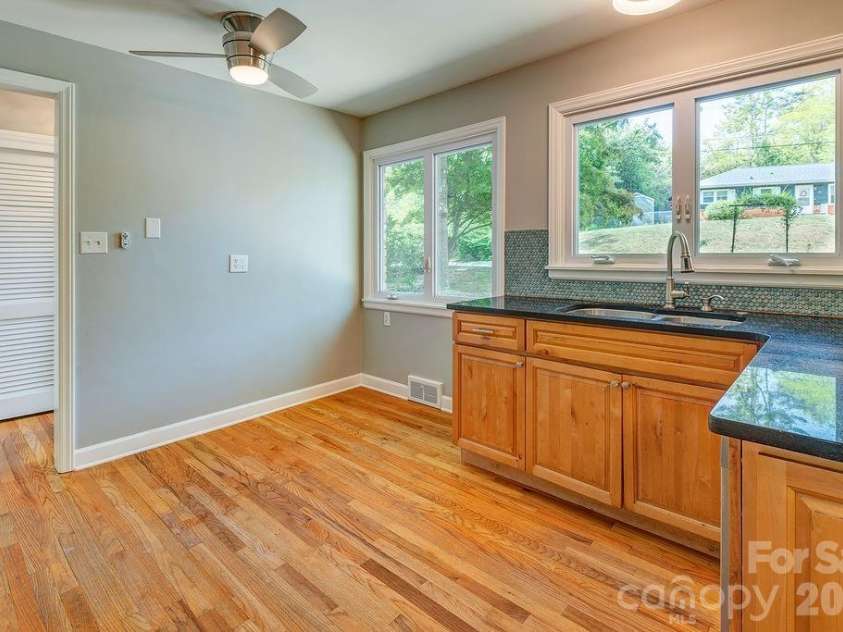 32 Pinehurst Road, Asheville, NC 28805.  MLS# CAR4364077, YatesRealty ID 15360. 