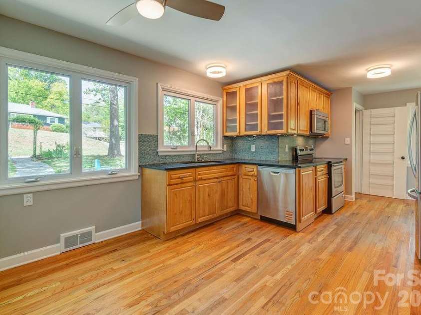 32 Pinehurst Road, Asheville, NC 28805.  MLS# CAR4364077, YatesRealty ID 15360. 