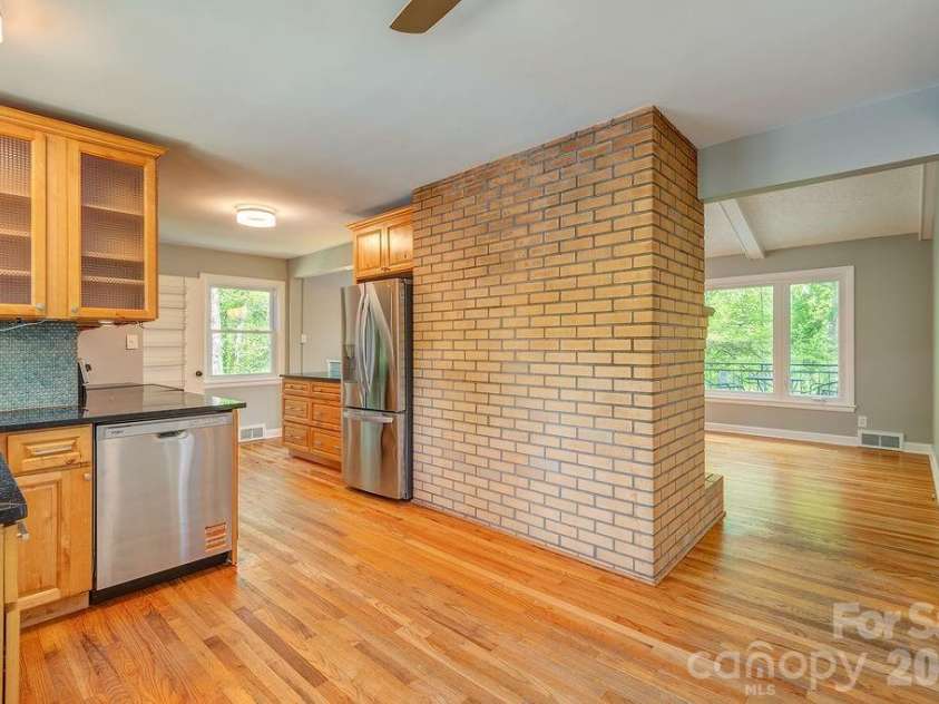 32 Pinehurst Road, Asheville, NC 28805.  MLS# CAR4364077, YatesRealty ID 15360. 