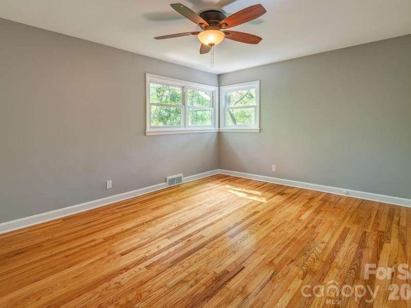 32 Pinehurst Road, Asheville, NC 28805.  MLS# CAR4364077, YatesRealty ID 15360. 