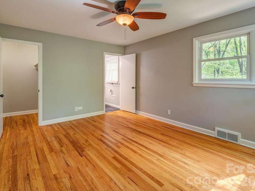 32 Pinehurst Road, Asheville, NC 28805.  MLS# CAR4364077, YatesRealty ID 15360. 