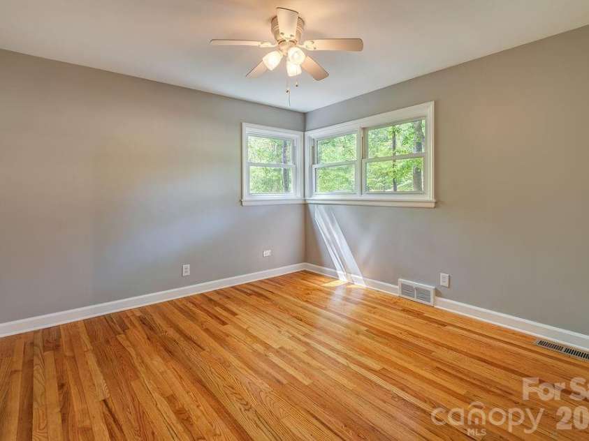32 Pinehurst Road, Asheville, NC 28805.  MLS# CAR4364077, YatesRealty ID 15360. 