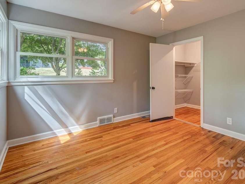 32 Pinehurst Road, Asheville, NC 28805.  MLS# CAR4364077, YatesRealty ID 15360. 