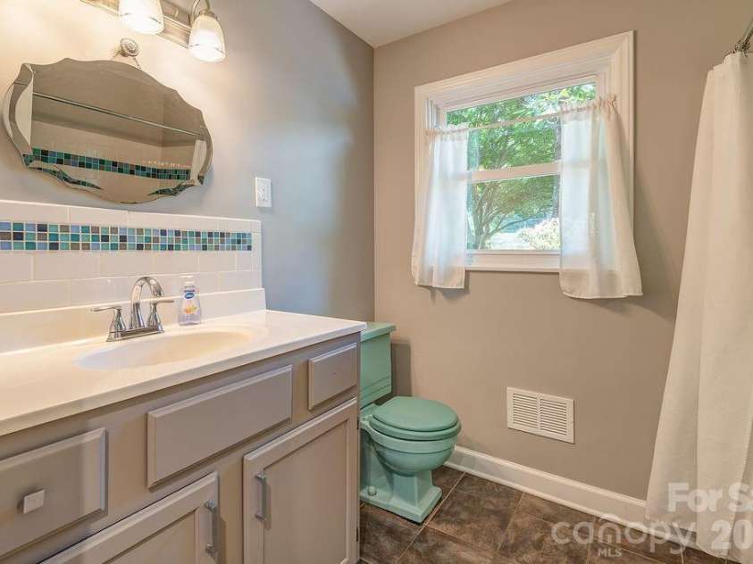 32 Pinehurst Road, Asheville, NC 28805.  MLS# CAR4364077, YatesRealty ID 15360. 