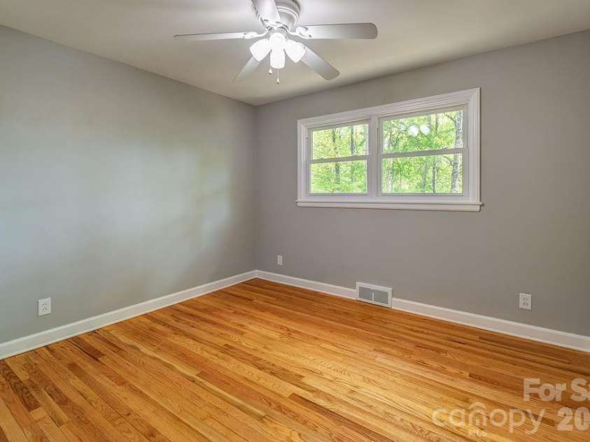 32 Pinehurst Road, Asheville, NC 28805.  MLS# CAR4364077, YatesRealty ID 15360. 