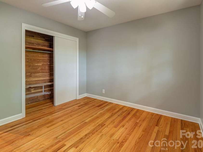32 Pinehurst Road, Asheville, NC 28805.  MLS# CAR4364077, YatesRealty ID 15360. 