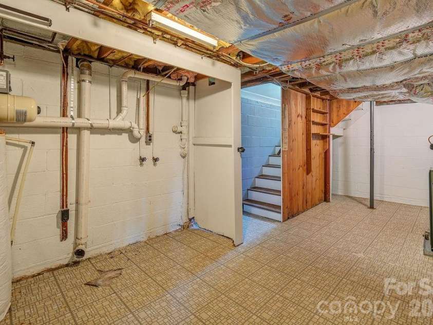 32 Pinehurst Road, Asheville, NC 28805.  MLS# CAR4364077, YatesRealty ID 15360. 