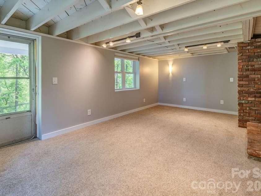 32 Pinehurst Road, Asheville, NC 28805.  MLS# CAR4364077, YatesRealty ID 15360. 