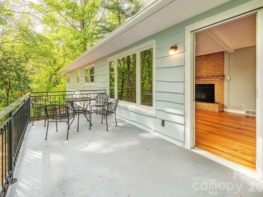 32 Pinehurst Road, Asheville, NC 28805.  MLS# CAR4364077, YatesRealty ID 15360. 