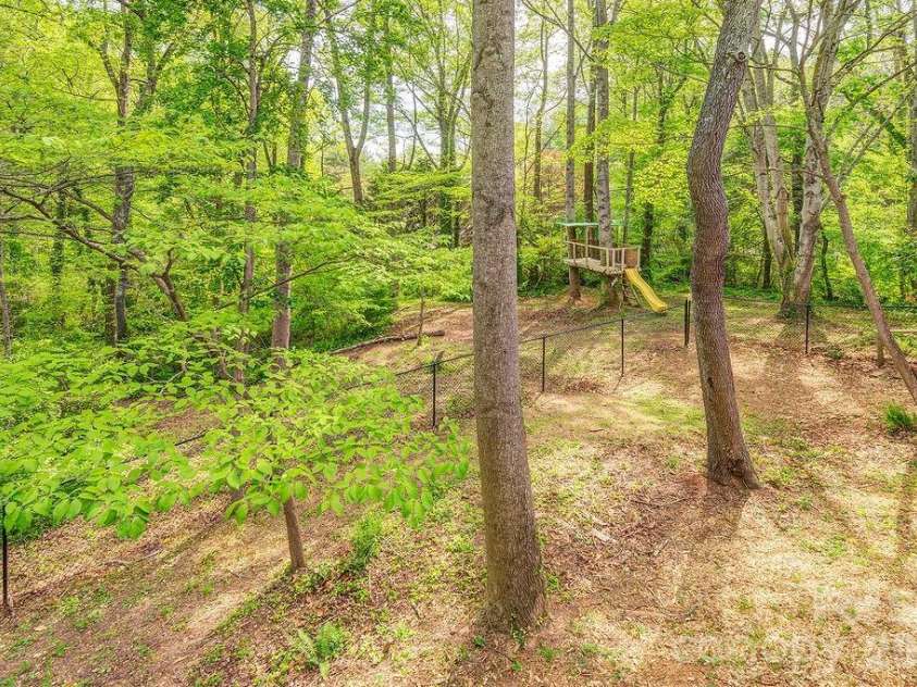 32 Pinehurst Road, Asheville, NC 28805.  MLS# CAR4364077, YatesRealty ID 15360. 