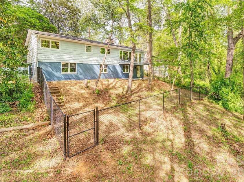 32 Pinehurst Road, Asheville, NC 28805.  MLS# CAR4364077, YatesRealty ID 15360. 