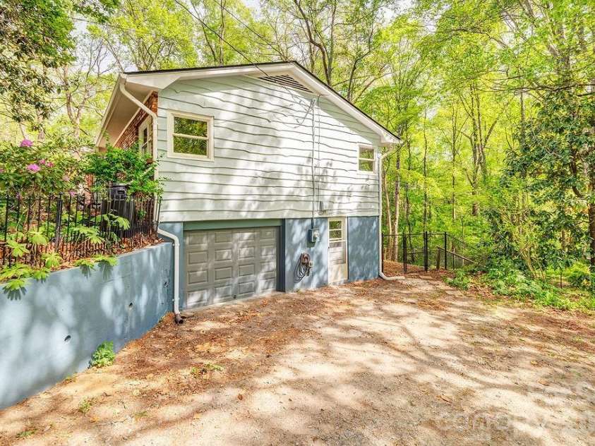 32 Pinehurst Road, Asheville, NC 28805.  MLS# CAR4364077, YatesRealty ID 15360. 