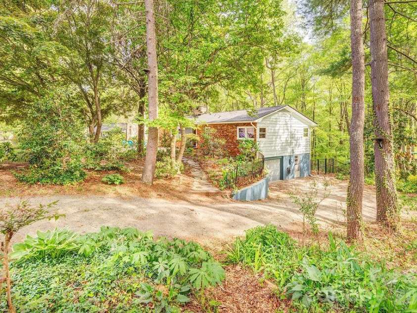 32 Pinehurst Road, Asheville, NC 28805.  MLS# CAR4364077, YatesRealty ID 15360. 