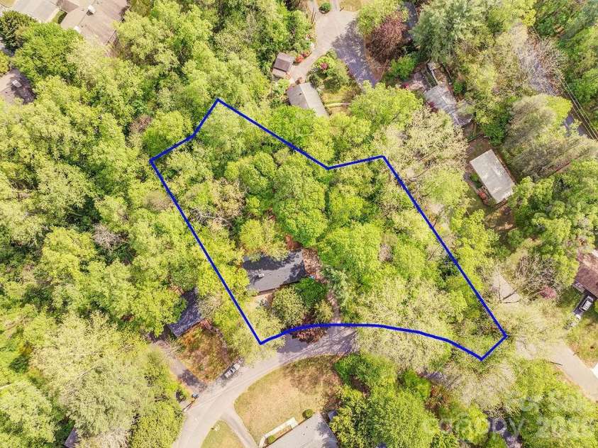 32 Pinehurst Road, Asheville, NC 28805.  MLS# CAR4364077, YatesRealty ID 15360. 