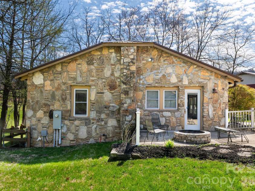 86 Rolling Hills Road, Canton, NC 28716.  MLS# CAR4360486, YatesRealty ID 15361. 