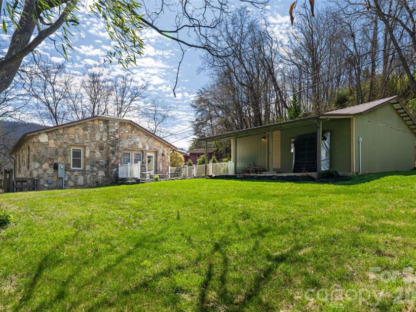 86 Rolling Hills Road, Canton, NC 28716.  MLS# CAR4360486, YatesRealty ID 15361. 