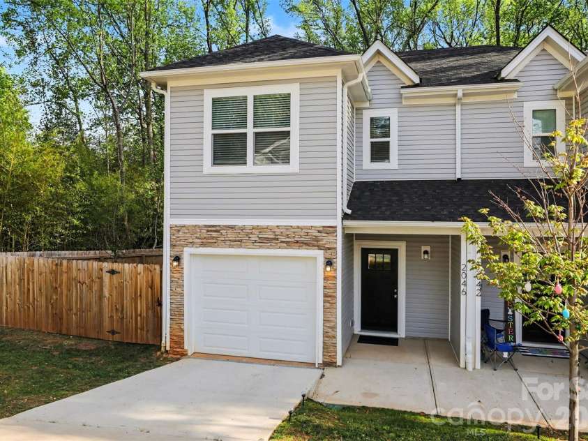 2046 Mcdonald Drive, Charlotte, NC 28216.  MLS# CAR4368047, YatesRealty ID 15362. 