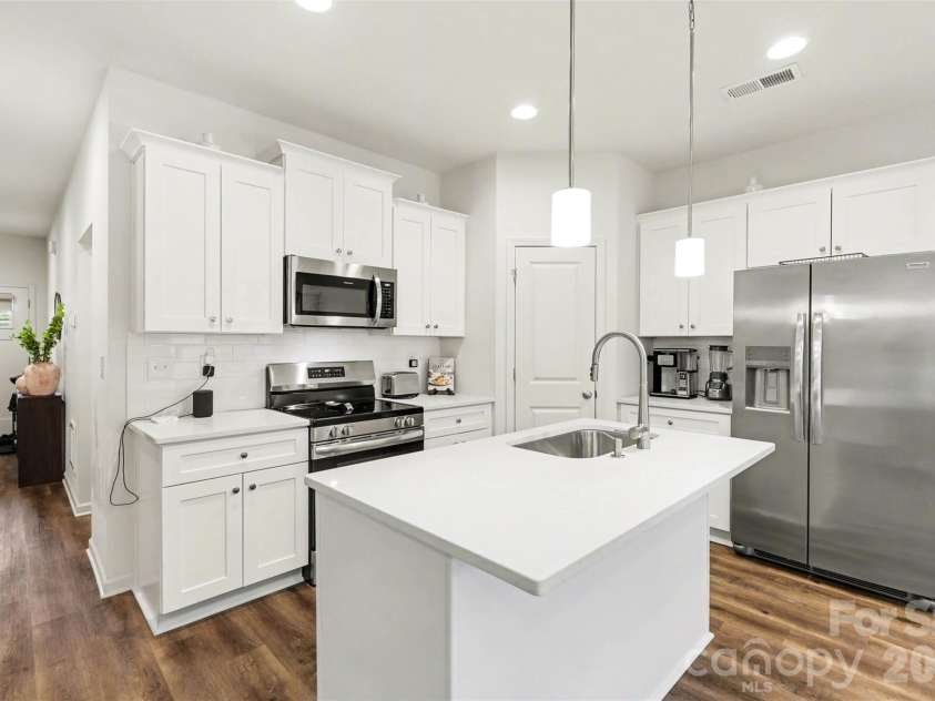 2046 Mcdonald Drive, Charlotte, NC 28216.  MLS# CAR4368047, YatesRealty ID 15362. 