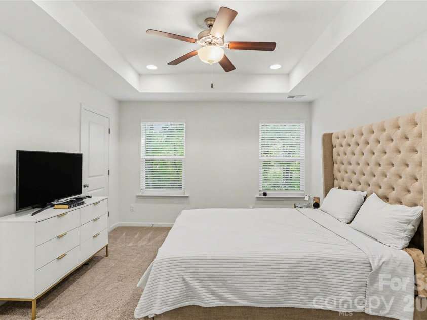 2046 Mcdonald Drive, Charlotte, NC 28216.  MLS# CAR4368047, YatesRealty ID 15362. 