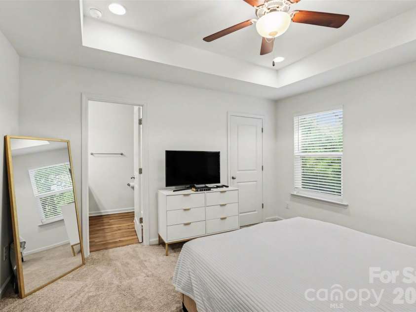 2046 Mcdonald Drive, Charlotte, NC 28216.  MLS# CAR4368047, YatesRealty ID 15362. 