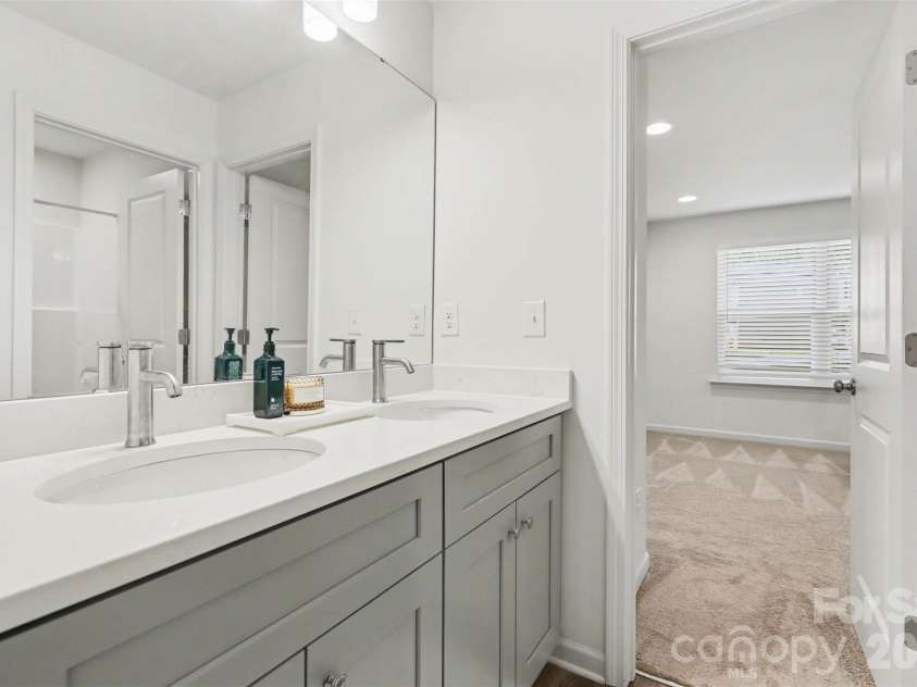 2046 Mcdonald Drive, Charlotte, NC 28216.  MLS# CAR4368047, YatesRealty ID 15362. 