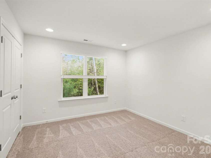 2046 Mcdonald Drive, Charlotte, NC 28216.  MLS# CAR4368047, YatesRealty ID 15362. 