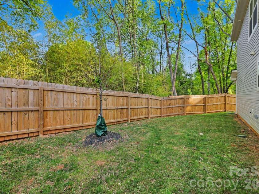 2046 Mcdonald Drive, Charlotte, NC 28216.  MLS# CAR4368047, YatesRealty ID 15362. 