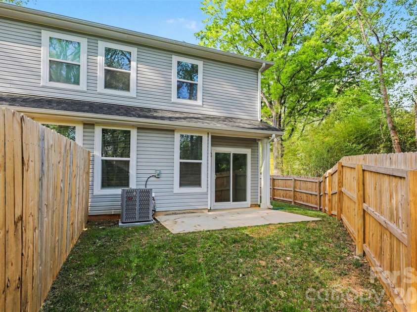 2046 Mcdonald Drive, Charlotte, NC 28216.  MLS# CAR4368047, YatesRealty ID 15362. 