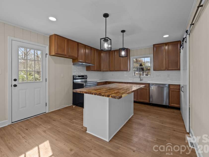 7101 Woodstock Drive, Charlotte, NC 28210.  MLS# CAR4342371, YatesRealty ID 15364. 