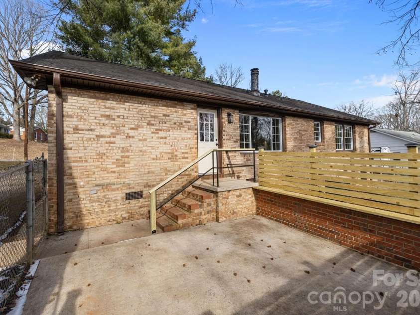 7101 Woodstock Drive, Charlotte, NC 28210.  MLS# CAR4342371, YatesRealty ID 15364. 