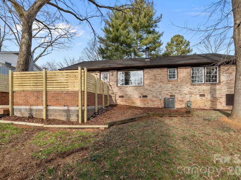 7101 Woodstock Drive, Charlotte, NC 28210.  MLS# CAR4342371, YatesRealty ID 15364. 