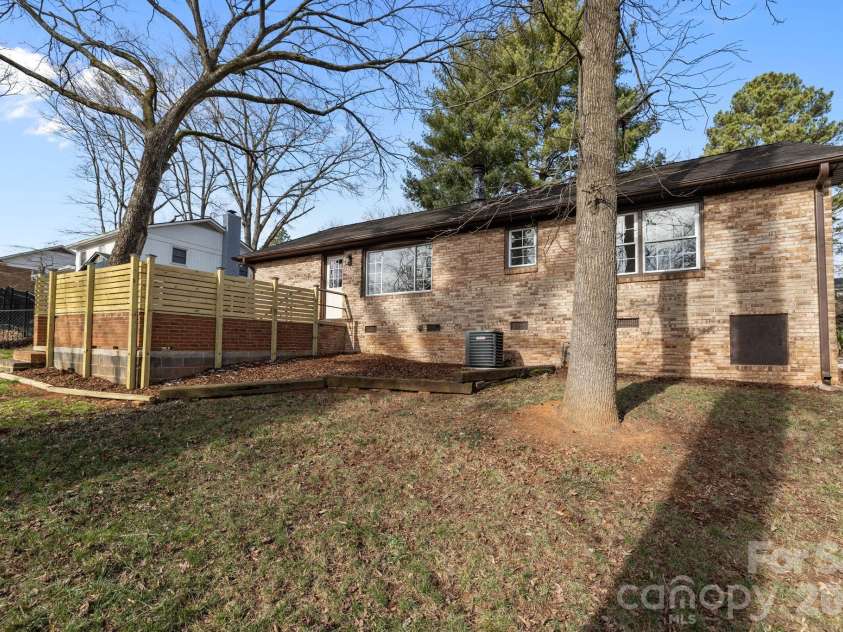 7101 Woodstock Drive, Charlotte, NC 28210.  MLS# CAR4342371, YatesRealty ID 15364. 