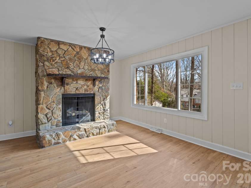 7101 Woodstock Drive, Charlotte, NC 28210.  MLS# CAR4342371, YatesRealty ID 15364. Dining Area