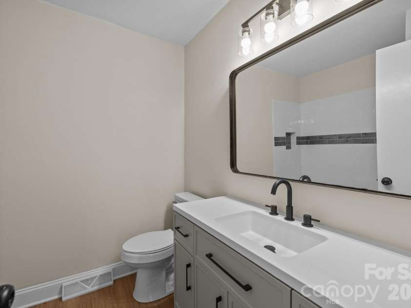 7101 Woodstock Drive, Charlotte, NC 28210.  MLS# CAR4342371, YatesRealty ID 15364. Hall Bath