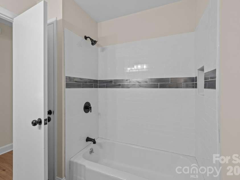 7101 Woodstock Drive, Charlotte, NC 28210.  MLS# CAR4342371, YatesRealty ID 15364. Hall Bath