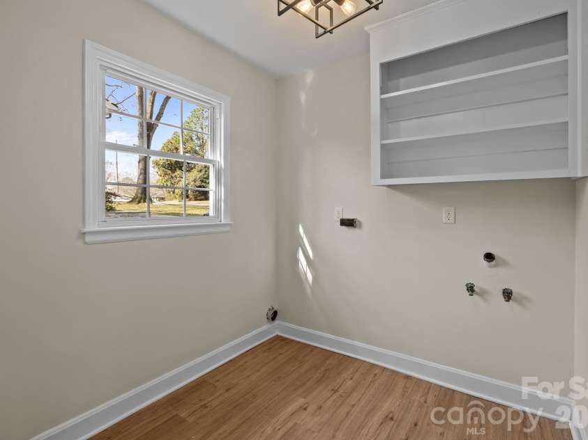 7101 Woodstock Drive, Charlotte, NC 28210.  MLS# CAR4342371, YatesRealty ID 15364. Laundry