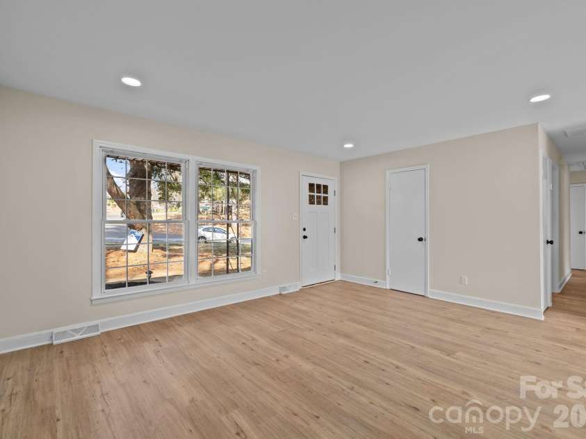 7101 Woodstock Drive, Charlotte, NC 28210.  MLS# CAR4342371, YatesRealty ID 15364. Living Room