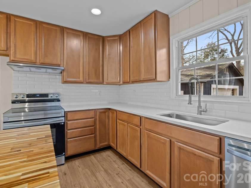 7101 Woodstock Drive, Charlotte, NC 28210.  MLS# CAR4342371, YatesRealty ID 15364. New Countertops and Backsplash