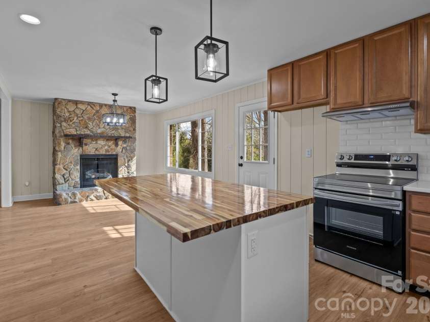 7101 Woodstock Drive, Charlotte, NC 28210.  MLS# CAR4342371, YatesRealty ID 15364. New Kitchen Island