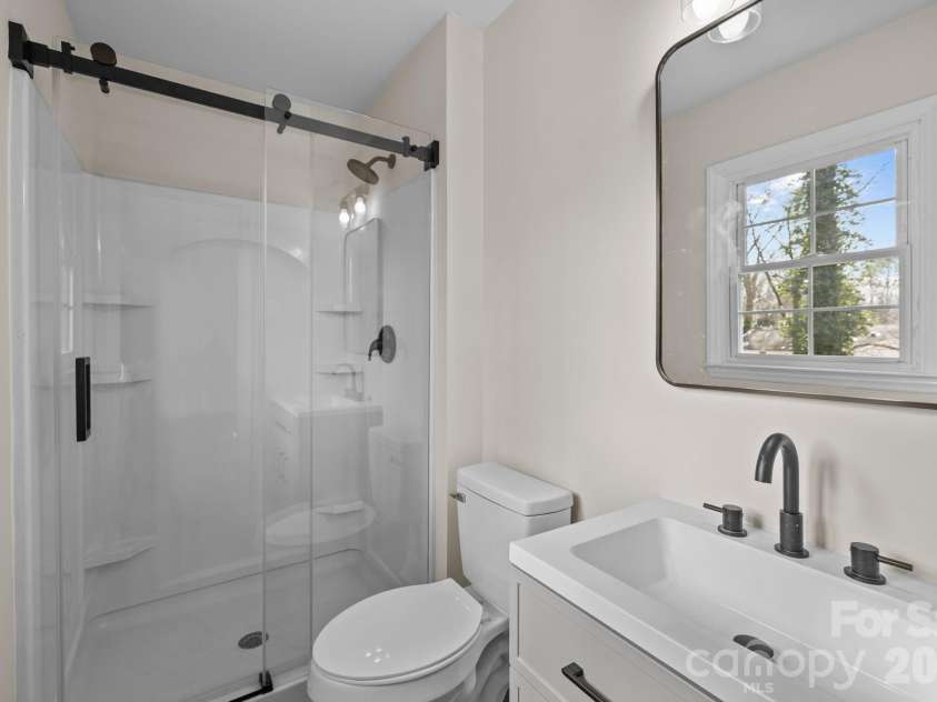 7101 Woodstock Drive, Charlotte, NC 28210.  MLS# CAR4342371, YatesRealty ID 15364. Primary Bath
