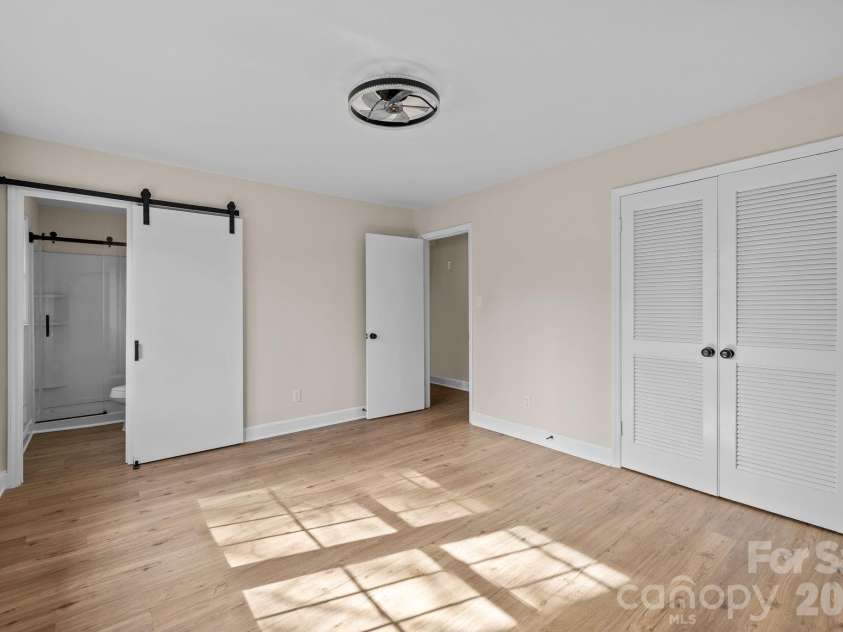 7101 Woodstock Drive, Charlotte, NC 28210.  MLS# CAR4342371, YatesRealty ID 15364. Primary Bedroom